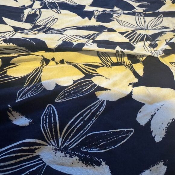 NWT COMO BLU NWT PLUS Women 3x White Navy/Dark Blue Floral Flowy ,V-Neck - Picture 3 of 7